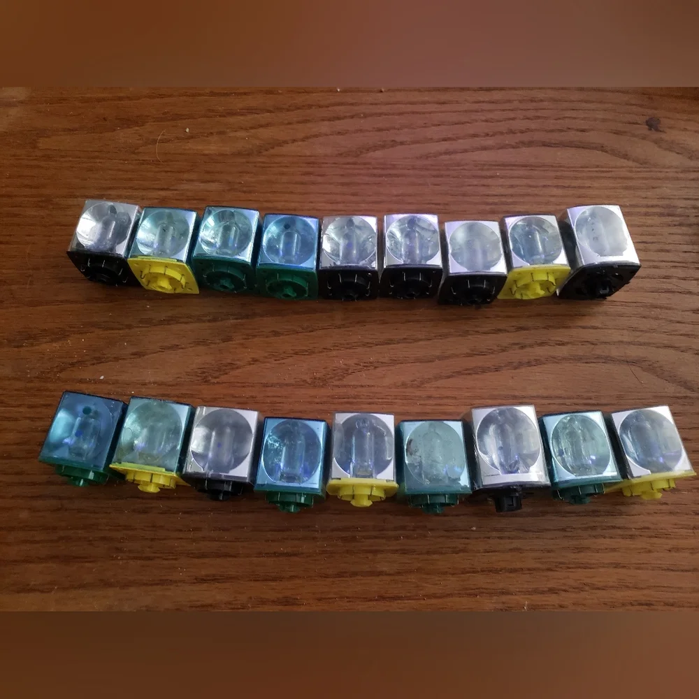 Set Of 18 Vintage Flash Cubes Bulbs - PRESUMED NOT WORKING - Various Brands